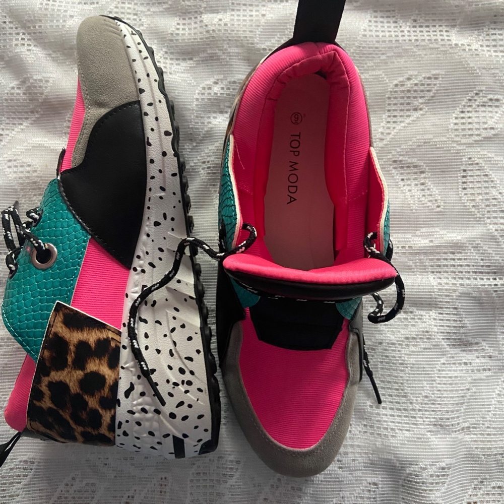 Top Moda Sneakers.  NEW  in Box      (size 9) - Picture 3 of 6